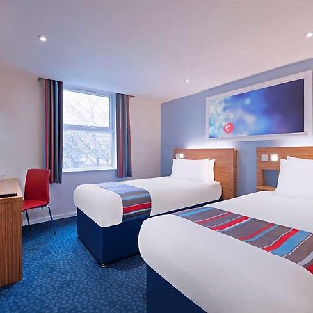 Travelodge Frimley Exterior photo