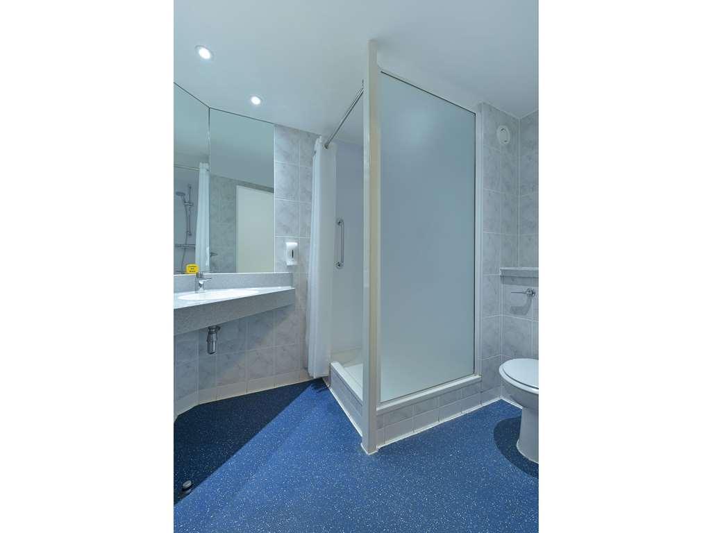 Travelodge Frimley Exterior photo