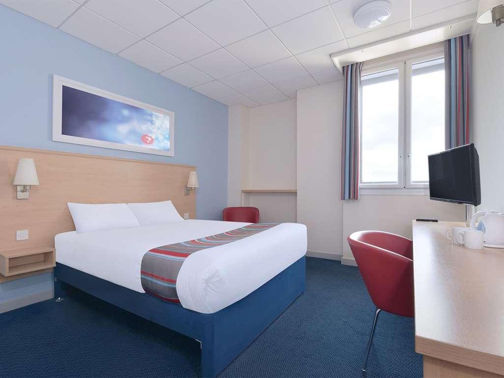 Travelodge Frimley Room photo