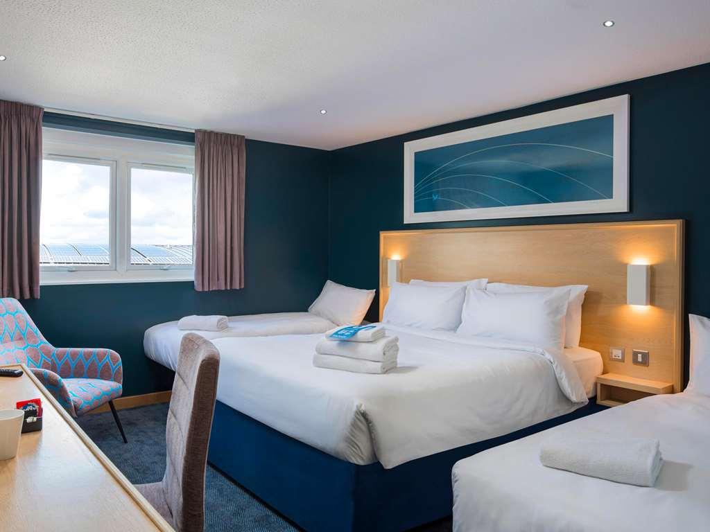 Travelodge Frimley Room photo