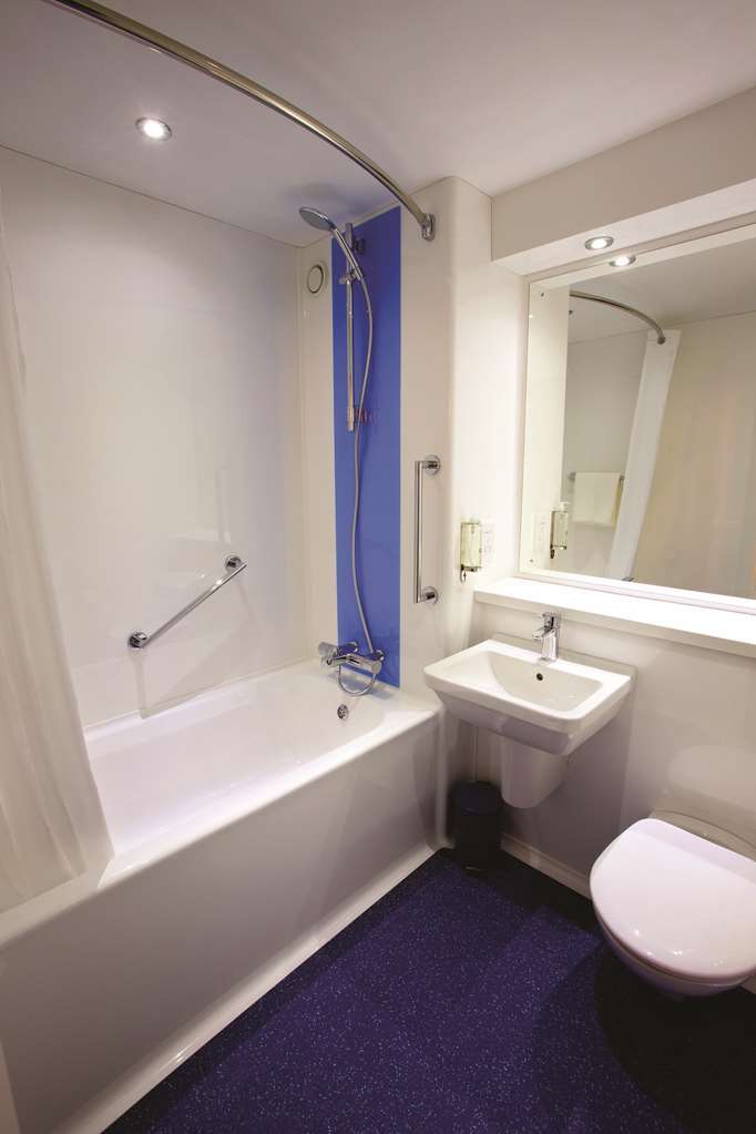 Travelodge Frimley Room photo